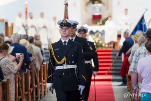 Żołnierze w mundurach Marynarki Wojennej po mszy świętej w parafii pw. Najświętszej Maryi Panny Kr&oacute;lowej Polski