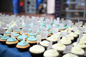 Powitalne babeczki od Cukierni Justynka z chorągiewkami 100 Gdynia