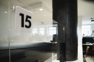 Sala Obsługi Mieszkańc&oacute;w w Urzędzie Miasta Gdyni po remoncie (fot. Kamil Złoch)