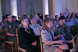 Harcerze i goście uczestniczący w gali Dnia Myśli Braterskiej