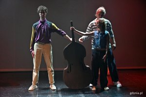 Karolina Trojnacka, Michał Labuda i Cezary Wytwer, studenci IV roku Studium Wokalno-Aktorskiego im. Danuty Baduszkowej w Gdyni, podczas próby medialnej do spektaklu „Wanożnicë” w Teatrze Muzycznym