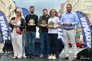 Wiceprezydent Marek Łucyk (pierwszy od prawej) wraz z restauratorami wyróznionymi podczas 5. edycji festiwalu „Kulinarna Świętojańska” // fot. Magdalena Czernek 