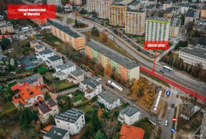 widok z góry na ulicę, na czerwono zaznaczone są zmiany w organizacji ruchu