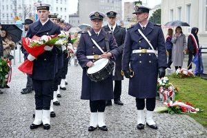 Trębacz, werblista oraz wieńcowi podczas uroczystości upamiętniających 86. rocznicę pierwszych wysiedleń gdynian