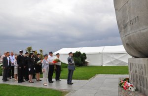 Pod pomnikiem Józefa Conrada Korzeniowskiego, znajdującym się na molo Południowym, kwiaty złożyli gdyńscy samorządowcy, delegacje Urzędu Morskiego, Marynarki Wojennej, Związku Piłsudczyków i mieszkańcy //fot.Marta Jaszczerska