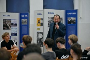 Michał Miegoń &ndash; kurator wystawy podczas wykładu inaugurującego wystawę &bdquo;Gdynia x 10&rdquo; w II LO 