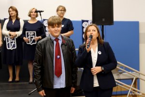 Jubileusz 80-lecia SP 17 w Gdyni, na zdjęciu nauczycielki szkoły, uczeń prowadzący „Sensacje XX wieku" i dyrektorka SP 17 Monika Małyszko  (fot. Katarzyna Balcerzak)