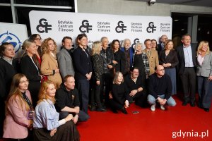 Zdjęcie grupowe Marka Koterskiego i pozostałych gości wręczenia nagrody Arcymistrz Kina