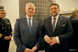 Senator Sławomir Rybicki i Tadeusz Szemiot &ndash; przewodniczący Rady Miasta Gdyni podczas zwiedzania wystawy &bdquo;Gdynia x 10&rdquo; 