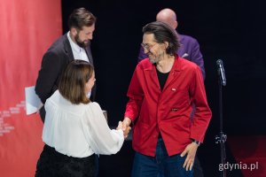 Na zdjęciu: prezydent Gdyni Aleksandra Kosiorek wręczająca Kostkę Literacką laureatowi w kategorii poezja Marcinowi Mokremu (fot. Paweł Budziński)
