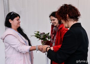 Laureaci konkursu "Gdynia w Kwiatach" odebrali z rąk przewodniczącej Rady Miasta Joanny Zielińskiej nagrody i wyróżnienia // fot. Przemysła Świderski