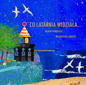 Ilustracja przedstawia latarnię morską na tle rozgwiżdżonego nieba. Nad nią unoszą się dwie mewy. W prawym dolnym rogu kawałek plaży, na niej lis. Nad nim, na tle granatowego morza z białymi falami, lecą dwie mewy. Przy latarni 4 ule oraz sad. Na środku informacja o autorce - Joanna Nurowska i ilustratorce - Małgorzata Jarocka