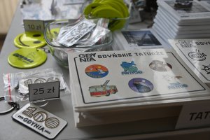 Breloki i tatuaże cieszą się sporą popularnością podczas zakup&oacute;w w MIT