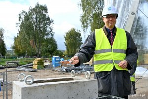 Jacek Kieloch &ndash; prezes zarządu PEWIK Gdynia podczas symbolicznego wmurowywania kamienia węgielnego pod budowę nowej stacji uzdatniania wody