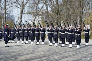 Kompania Reprezentacyjna Marynarki Wojennej RP oddaje salwę honorową podczas uroczystości z okazji Dnia Pamięci Ofiar Zbrodni Katyńskiej na Cmentarzu Wojennym w Redłowie
