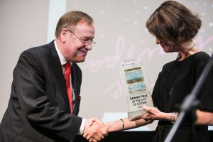 Katarzyna Gruszecka-Spychała wręcza nagrodę festiwaluGdyński finał Docs Against Gravity