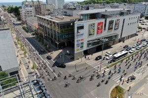 Grupa rowerzystów na ulicach Gdyni widziana z drona