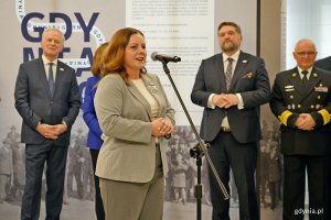 Prezydent Gdyni Aleksandra Kosiorek przemawiająca podczas uroczystego otwarcia wystawy &bdquo;Gdynia x 10&rdquo; 