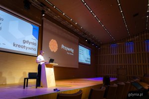 Prelekcja Piotra Buckiego. Ósma edycja konferencji Gdynia Kreatywna w PPNT Gdynia (fot. Kamil Złoch)