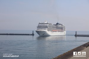 MSC Magnifica wpływa do gdyńskiego portu / fot. Tadeusz Urbaniak 