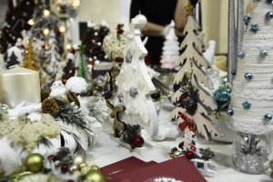Oferujemy stroiki, bombki, wianki i kartki świąteczne zrobione przez dzieci - mówi Izabela Mendyka, fot, Jan Ziarnicki