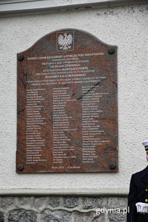 Tablica upamiętniająca 96. ofiar katastrofy smoleńskiej na ścianie Bazyliki Morskiej, fot. Michał Sałata