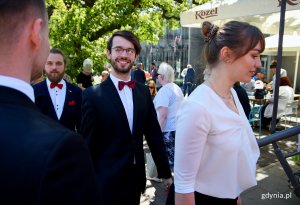 Gdynianie w południe odśpiewali wspólnie hymn przy InfoBoksie, fot. Kamil Złoch