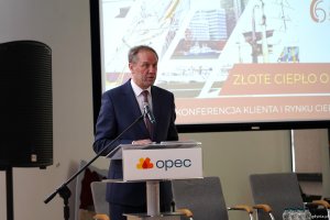 Przy mikrofonie marszałek wojew&oacute;dztwa pomorskiego Mieczysław Struk