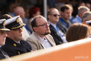 W prezentacji drużyn 83. Tour de Pologne uczestniczyli m.in.: Mariusz Bzdęga &ndash; dyrektor zarządzający ds. kultury i aktywności mieszkańc&oacute;w Urzędu Miasta Gdyni, kadm. prof. dr hab. Tomasz Szubrycht &ndash; rektor-komendant Akademii Marynarki Wojennej czy kadm. Andrzej Ogrodnik &ndash; dow&oacute;dca 3. Flotylli Okręt&oacute;w