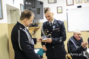 Wręczanie medali strażakom (fot. Michał Sałata, gdynia.pl)