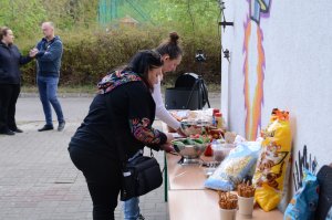 Uczestnicy festynu przy stołach