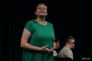 Magdalena Borowska, przewodnicząca zarządu gdyńskiego koła Polskiego Stowarzyszenia na rzecz Os&oacute;b z Niepełnosprawnościami, przemawiająca po pr&oacute;bie otwartej spektaklu &bdquo;Miasto moje '26&rdquo;