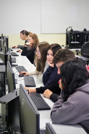 Uczniowie przy komputerach