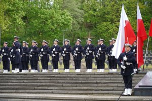 Żołnierze Marynarki Wojennej pod Pomnikiem Obrońc&oacute;w Wybrzeża