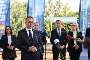 Konferencja w Gdyni z udziałem m.in. ministra infrastruktury Dariusza Klimczaka, posł&oacute;w Magdaleny Sroki i Rafała Siemaszki oraz przedstawicieli konsorcjum Unibep i Track Tec Construction