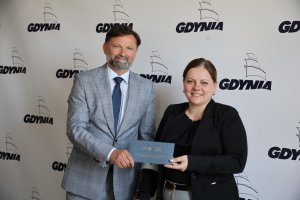 Prezes Zarządu sp&oacute;łki Zarząd Morskiego Portu Gdynia S.A. Piotr Gorzeński przekazał 100 voucher&oacute;w dla mieszkańc&oacute;w na zwiedzanie portu