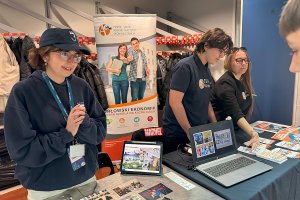 Zeszłoroczna Gdyńska Giełda Szk&oacute;ł w Polsat Plus Arenie, na zdjeciu  Samorząd Uczniowski z ZSA-E w Gdyni  (fot. archiwum UM)