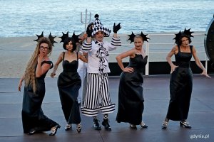 Zdjęcie z pr&oacute;by medialnej spektaklu &bdquo;Batory. Transatlantyckie love story&rdquo; na Scenie Letniej Teatru Miejskiego w Gdyni. Scena zbiorowa 