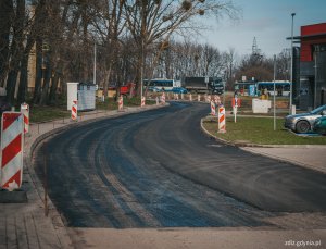 trwające roboty drogowe, trwa wymiana nawierzchni, widoczne oznakowanie i prowadzone roboty