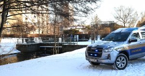 Samoch&oacute;d Straży Miesjskiej w parku