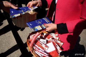 Wiceprezydent Gdyni Katarzyna Gruszecka-Spychała podczas akcji "Tydzień z biało-czerwoną flagą w Radiu Gdańsk" przed gdyńskim InfoBoxem / fot. Paweł Kukla