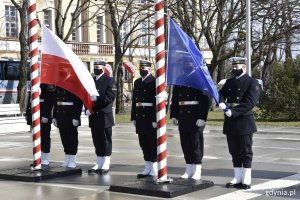 Oficjalne podniesienie flag Rzeczypospolitej Polskiej i NATO.