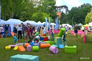 Na pierwszym planie strefa zabaw. W tle stoiska wystawców uczestniczących w 3. Pomorskim Pikniku Energetycznym // fot. Magdalena Czernek