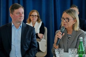 Od prawej: Magdalena Oczachowska – pełnomocnik prezydent Gdyni ds. promocji strategicznej i jubileuszu, Paweł Korycki – pełnomocnik prezydent Gdyni ds. rad dzielnic podczas posiedzenia Gdyńskiej Rady Dialogu Gospodarczego