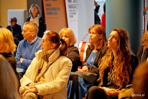 Uczestnicy wernisażu 13. Baltic Mini Textile Gdynia w Muzeum Miasta Gdyni