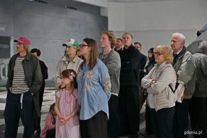 Uczestnicy wernisażu wystawy &bdquo;Gen 100 &ndash; gdyński kod wsp&oacute;lnoty&rdquo; w Muzeum Emigracji 