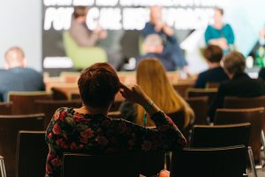 Uczestnicy Igrzysk Wolności przysłuchujący się debatom