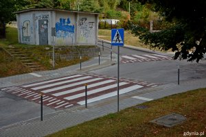 Wyniesione przejście dla pieszych i znak pionowy informujący o przejściu dla pieszych // fot.gdynia.pl