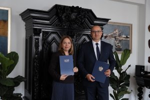 Skarb Państwa i gdyński samorząd podpisały prawomocne zarządzenia. Miasto otrzymało teren pod budowę nowej siedziby KMSP na Obłużu i otrzymało od Skarbu Pastwa działki w obrębie Wzg&oacute;rza św. Maksymiliana i Oksywia. W podpisaniu dokumentu wzięli udział wicewojewoda pomorski Emil Rojek i wiceprezydentka Gdynia Oktawia Gorzeńska 
