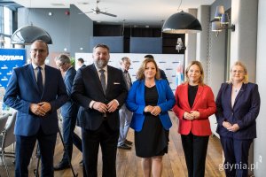 W oczekiwaniu na delegację z Tajwanu stoją (od lewej): wicewojewoda pomorski Emil Rojek, przewodniczący Rady Miasta Gdyni Tadeusz Szemiot, prezydent Aleksandra Kosiorek, wiceprezydentka Gdyni Oktawia Gorzeńska i członkini zarządu województwa pomorskiego Agnieszka Baranowska